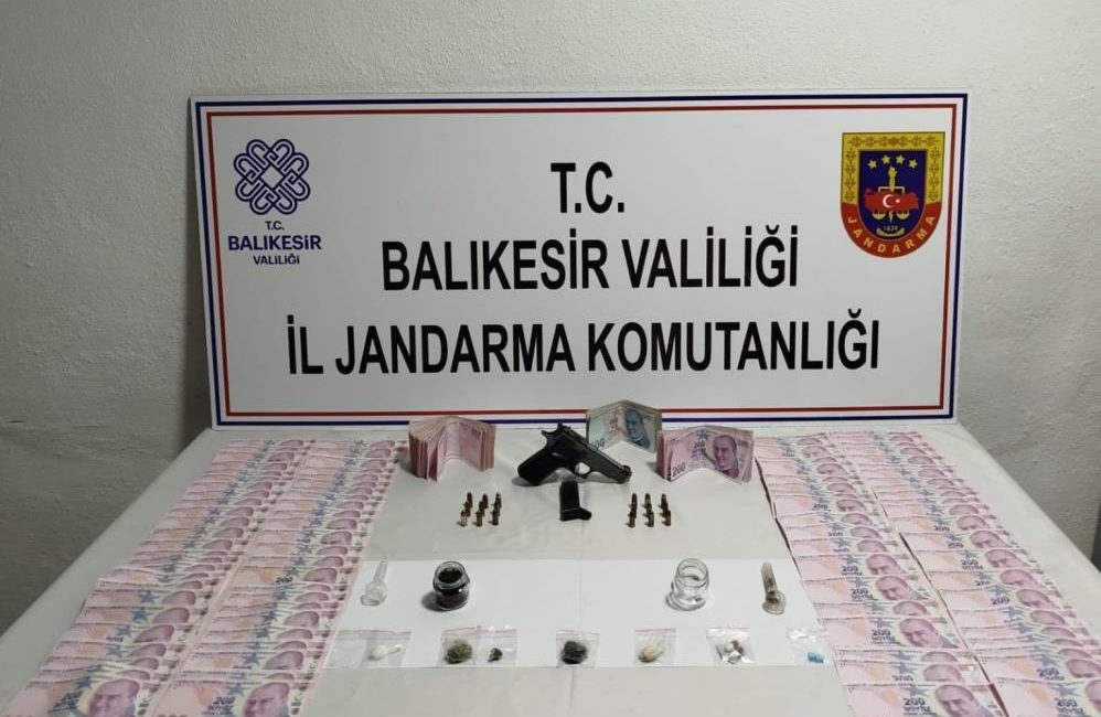 Balıkesir’de kaçakçılık ve uyuşturucu operasyonu: 33 şüpheli yakalandı Balıkesir İl Jandarma Komutanlığı ekiplerince, 27 Ocak-02 Şubat 2025 tarihleri