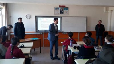 Ortaokul öğrencileriyle bir araya gelen Bandırma İlçe Milli Eğitim Müdürü