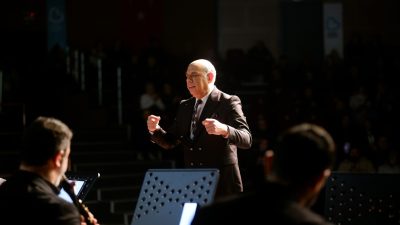 Susurluk’ta Zafer Dutçu’nun yönetiminde sahne alan Türk Sanat Müziği Korosusu,