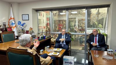Bandırma Belediye Başkanı Dursun Mirza, Erdek Belediye Başkanı Burhan Karışık’ı