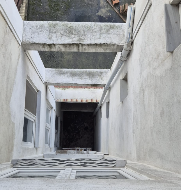 Susurluk ‘ta bir apartmanın çatısında çalışma yapan 58 yaşındaki Mithat