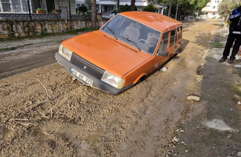  Edremit’te alt yapı çalışması yapılan yolda ilerlemek isteyen otomobil yarısına