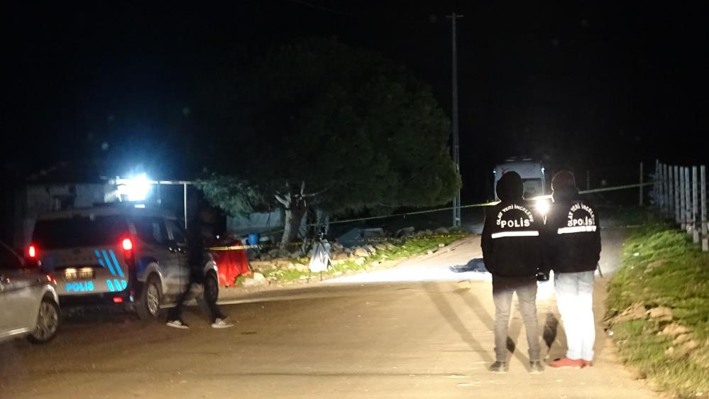 Ayvalık’ta silahlı saldırıya uğrayan bir kişi hayatını kaybetti Ayvalık’ta hayvancılıkla uğraşan 45 yaşındaki M.K., düzenlenen silahlı saldırı sonucu