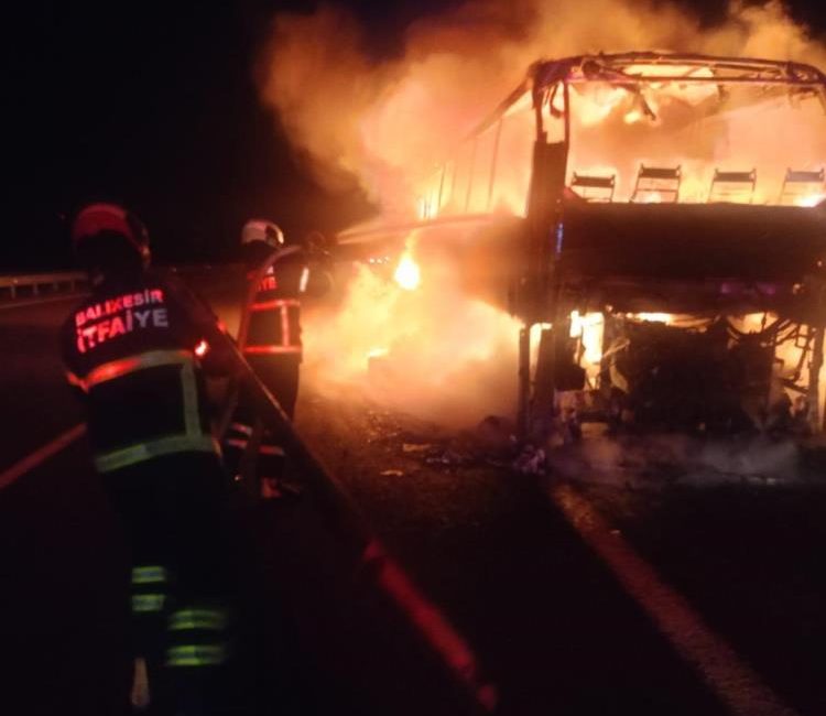 Balıkesir’de 34 yolcusu bulunan otobüs sabaha karşı yandı Savaştepe’te sabaha karşı otoyolda seyir halindeki yolcu otobüsü yangınına itfaiye