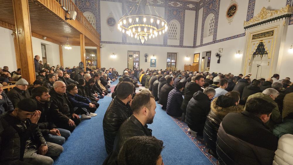 Bandırma’da Berat Kandili, ilçedeki camilerde düzenlenen özel programlarla idrak edildi.