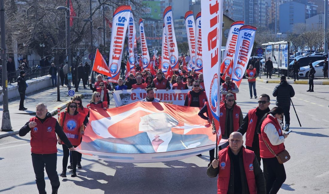 Bandırma’da Cumhuriyet ve emek için dayanışma yürüyüşü düzenlendi. Cumhuriyete, laikliğe