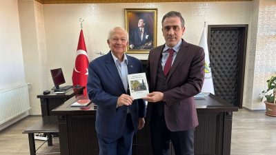 Burhaniye’de, ilçe yazarlarından Yücel Aras yazmış olduğu “Burhaniye’nin Manevi Mimarları”