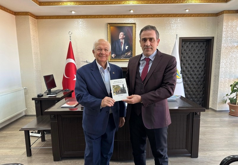 Burhaniye’de, ilçe yazarlarından Yücel Aras yazmış olduğu “Burhaniye’nin Manevi Mimarları”