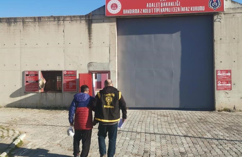 Bandırma’da 21 yıl hapis cezası bulunan firari yakalandı Bandırma’da, İlçe Emniyet Müdürlüğü Asayiş Büro Amirliği ekiplerinin gerçekleştirdiği çalışmalar