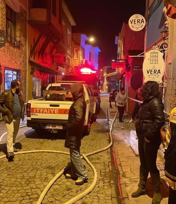 Ayvalık’ta ahşap sanat galerisi ve tiyatro salonu yandı Ayvalık’ta sabaha karşı meydana gelen yangında El Sanatları-Sanat Galerisi ve