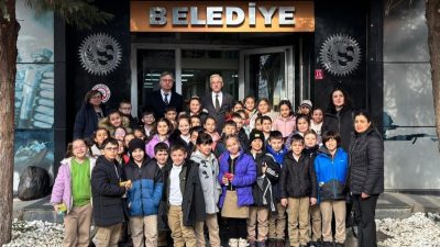 Erdek Belediye Başkanı Burhan Karışık, Atatürk İlköğretim Okulu öğrencilerini makamında