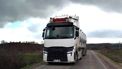 Gönen’in Ekşidere-Balcı yolunda karşı yönden gelen bir süt tankerinin hatalı