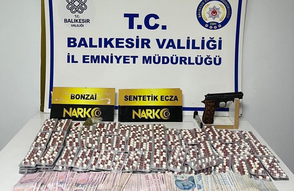 Balıkesir’de düzenlenen narkotik operasyonunda iki şüpheli gözaltına alındı. İlçe Emniyet
