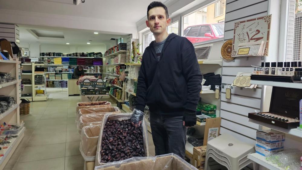 Bandırma’da Ramazan öncesi hurma satışlarında yoğunluk artıyor Bandırma’da, 11 ayın sultanı Ramazan Ayının yaklaşmasıyla birlikte hurma satışlarında
