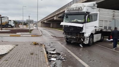 Bandırma’da TIR ile kamyonet çarpıştı, yol kısa süre trafiğe kapandı