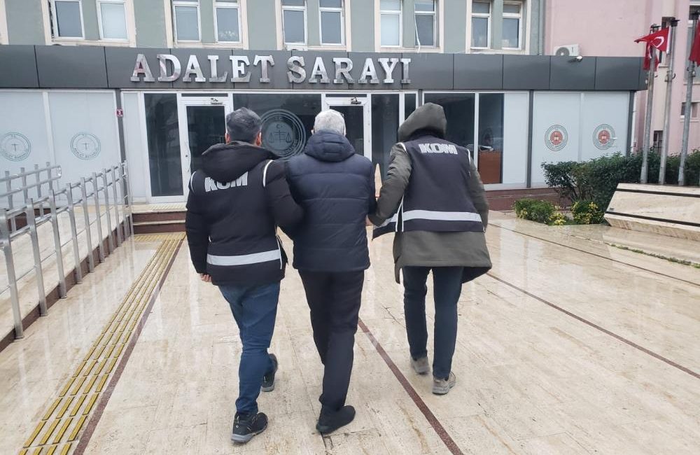 Bandırma’da FETÖ üyeliğinden aranan İ.B., KOM ekiplerince yakalanarak cezaevine gönderildi.