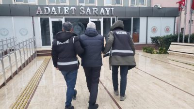 Bandırma’da FETÖ üyeliğinden aranan İ.B., KOM ekiplerince yakalanarak cezaevine gönderildi.