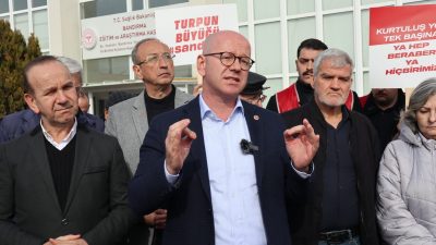 Bandırma Eğitim ve Araştırma Hastanesi önünde düzenlenen basın açıklamasında, CHP
