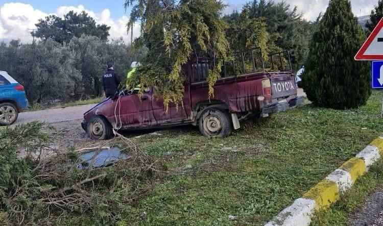 Çaldığı kamyonetle kaza yaptı, başka bir aracı çalarak kaçtı Erdek’te çaldığı kamyonetle kaza yapan şüpheli, olay yerinden kaçmak için