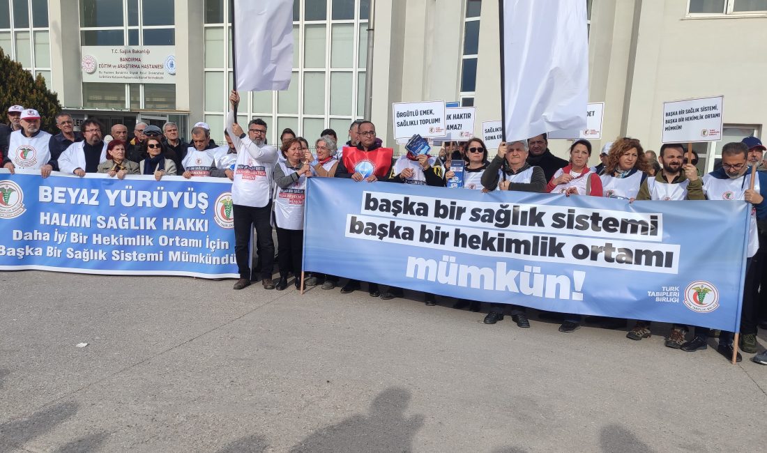“Beyaz Yürüyüş” ün bir durağı da Bandırma oldu Türk Tabipleri Birliği’nin yeni bir sağlık sistemi talebiyle İstanbul’dan Ankara’ya