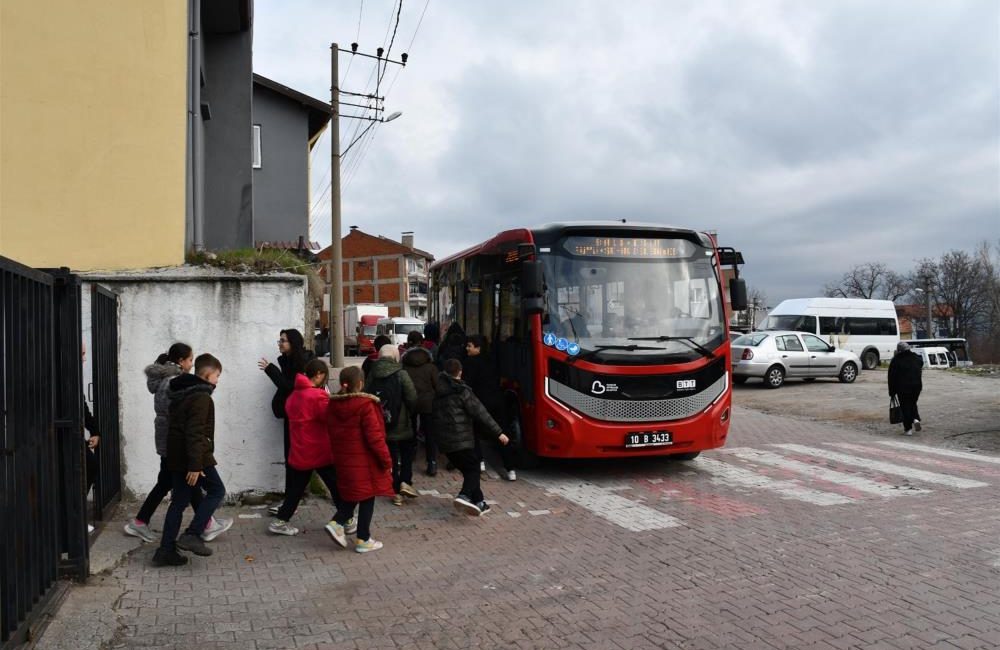 Deliceli öğrencilerden Başkan Akın’a servis teşekkürü “Eğitim bizim kırmızıçizgimizdir” diyen Balıkesir Büyükşehir Belediye Başkanı Ahmet Akın,