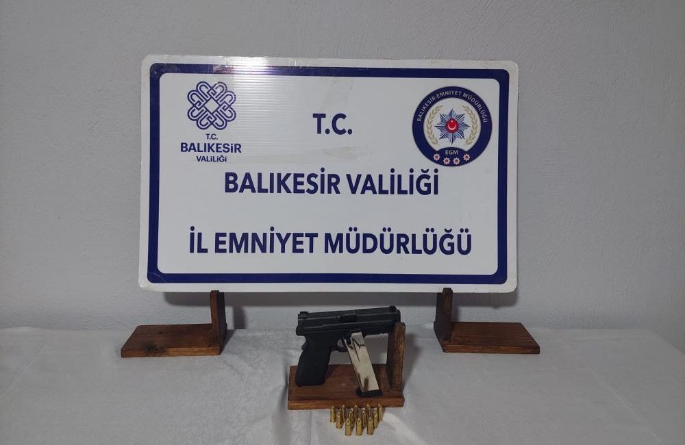 Gönen’de sosyal medyada elinde tabanca ile fotoğraf paylaşan bir kişi,