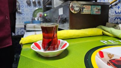 Artan maliyetler nedeniyle çay ve kahve fiyatlarına da zam yapıldı.