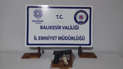 Gönen’de sosyal medyada elinde tabanca ile fotoğraf paylaşan bir kişi,