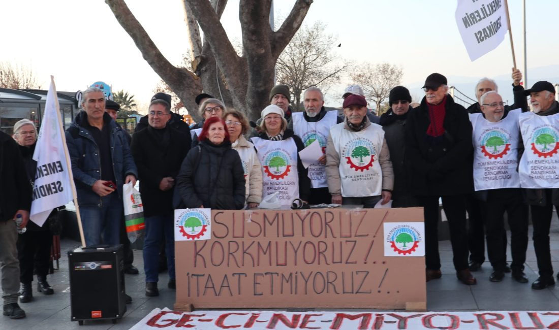 Tüm Emeklilerin Sendikası Bandırma Temsilciliği, Cumhuriyet Meydanı’nda yaptığı basın açıklamasında