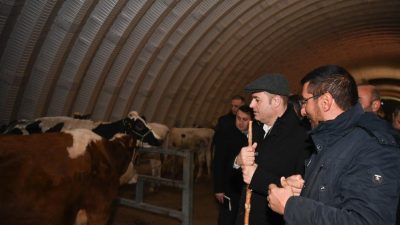 Günün erken saatlerinde hayvan pazarını ziyaret ederek yeni haftaya başlayan