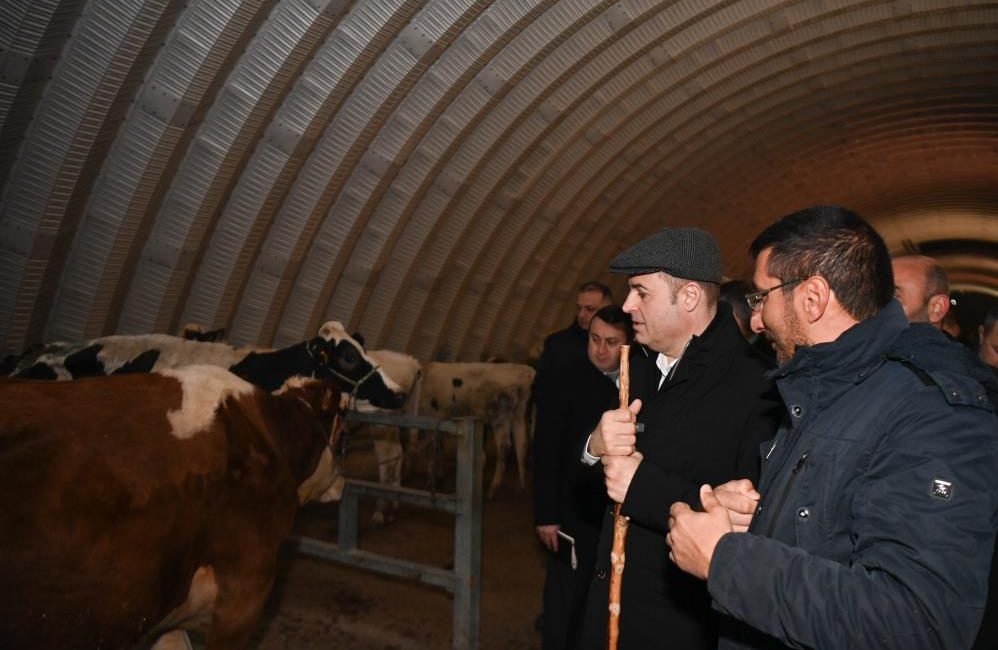 Başkan Akın, haftaya hayvan pazarı ziyaretiyle başladı Günün erken saatlerinde hayvan pazarını ziyaret ederek yeni haftaya başlayan