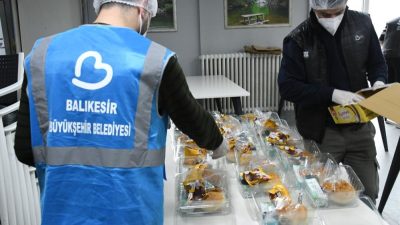 Geçim sıkıntısı çeken aileleri yalnız bırakmayan Balıkesir Büyükşehir Belediye Başkanı