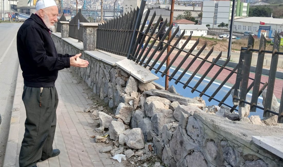 AT ARABASININ ÇARPTIĞI TAŞ DUVAR KUM GİBİ DAĞILDI Geçen yıl Malta Parkı çevresine yapılan istinat duvarının bir bölümünün