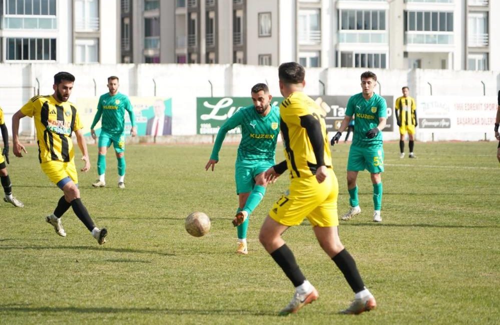 1966 Edremitspor zirveye ortak oldu Bölgesel Amatör Lig (BAL) 8. Grup’ta şampiyonluk mücadelesi veren 1966