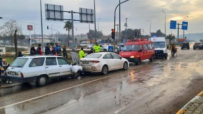 Gönen  ışıklarda çarpışan araçlarda maddi hasar oluştu. Kaza Gönen-Bandırma yolunda,