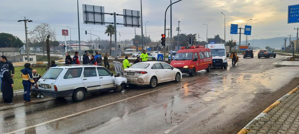 Gönen ışıklarda çarpışan araçlarda hasar oluştu Gönen ışıklarda çarpışan araçlarda maddi hasar oluştu. Kaza Gönen-Bandırma yolunda,