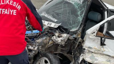 Üçpınar-Kavaklı karayolunda hız sebebiyle meydana gelen kazada hurdaya dönen otomobilden