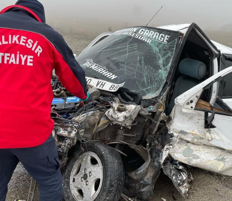 Üçpınar-Kavaklı karayolunda hız sebebiyle meydana gelen kazada hurdaya dönen otomobilden