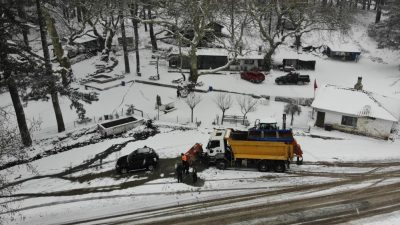 Kazdağları’nda etkili olan kar yağışı ulaşımı olumsuz etkiliyor. Bazı bölgelerde