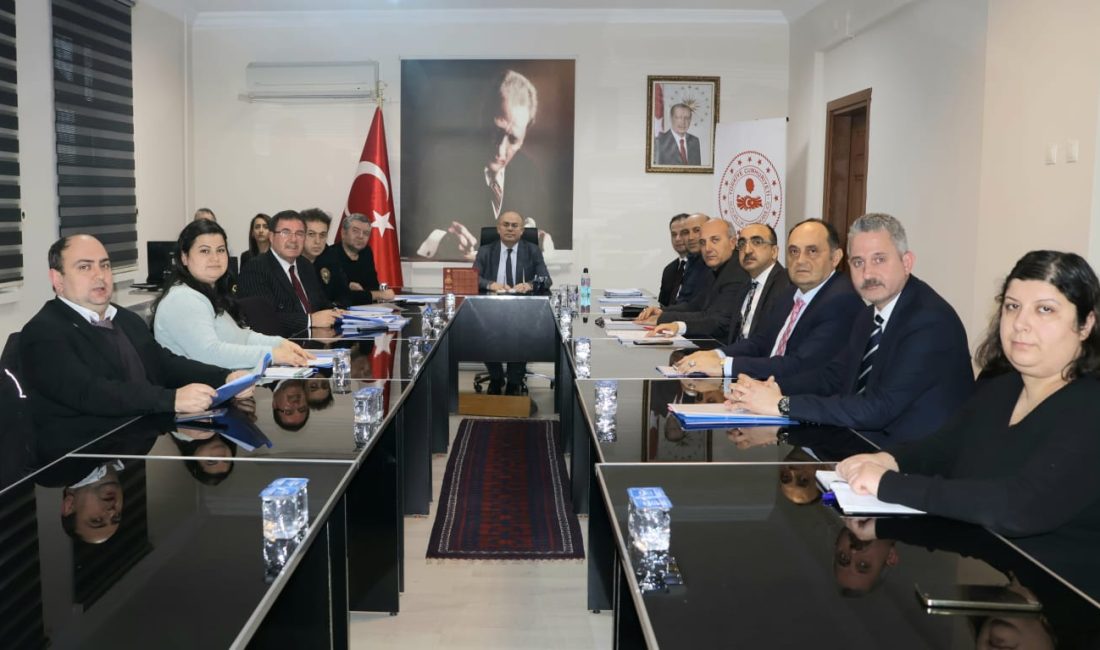 Susurluk’ta eğitimde güvenlik için istişare toplantısı düzenlendi Susurluk Kaymakamı Muammer Köken başkanlığında yapılan toplantıda, 2024-2025 eğitim yılı
