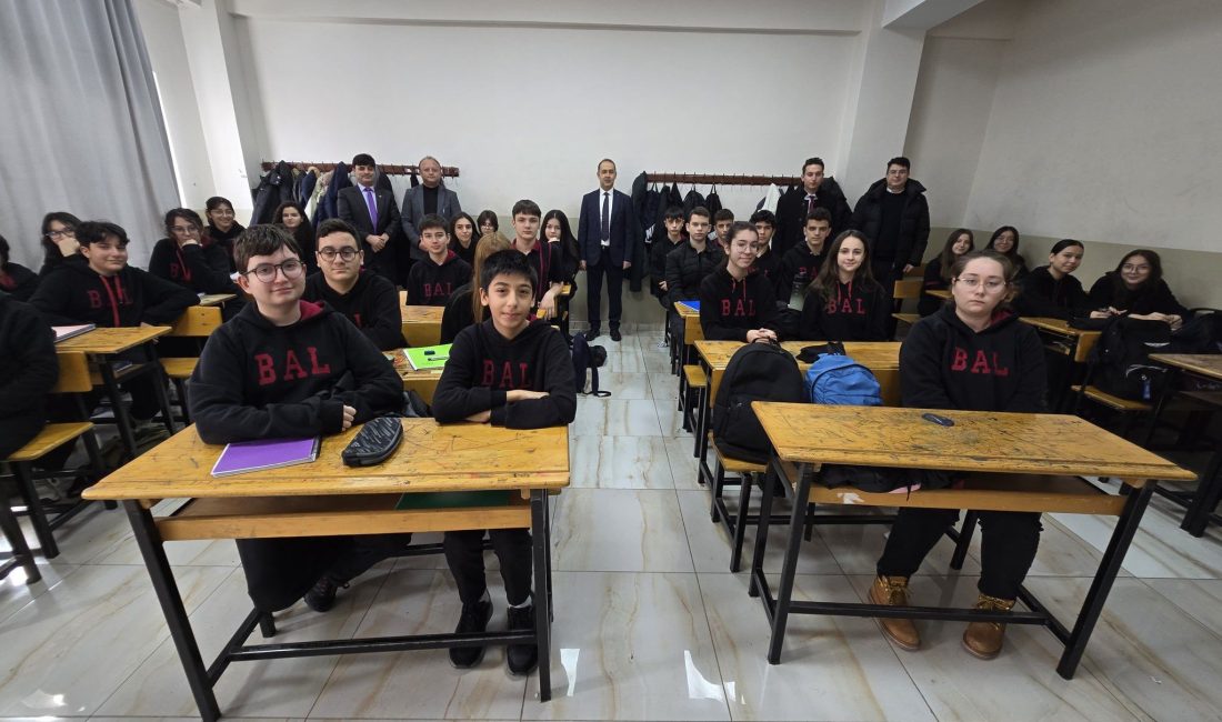 Bandırma Anadolu Lisesi öğrencileriyle bir araya gelen Kaymakam Engin Aksakal,