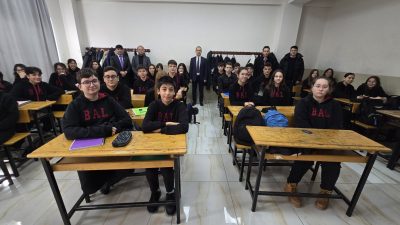 Bandırma Anadolu Lisesi öğrencileriyle bir araya gelen Kaymakam Engin Aksakal,