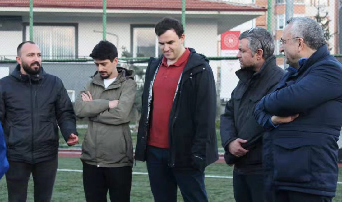 Semizel’den Susurlukspor’a tam destek Bereketli Topraklar Susurlukspor antrenmanını ziyaret eden Susurluk Belediye Başkanı Hakan