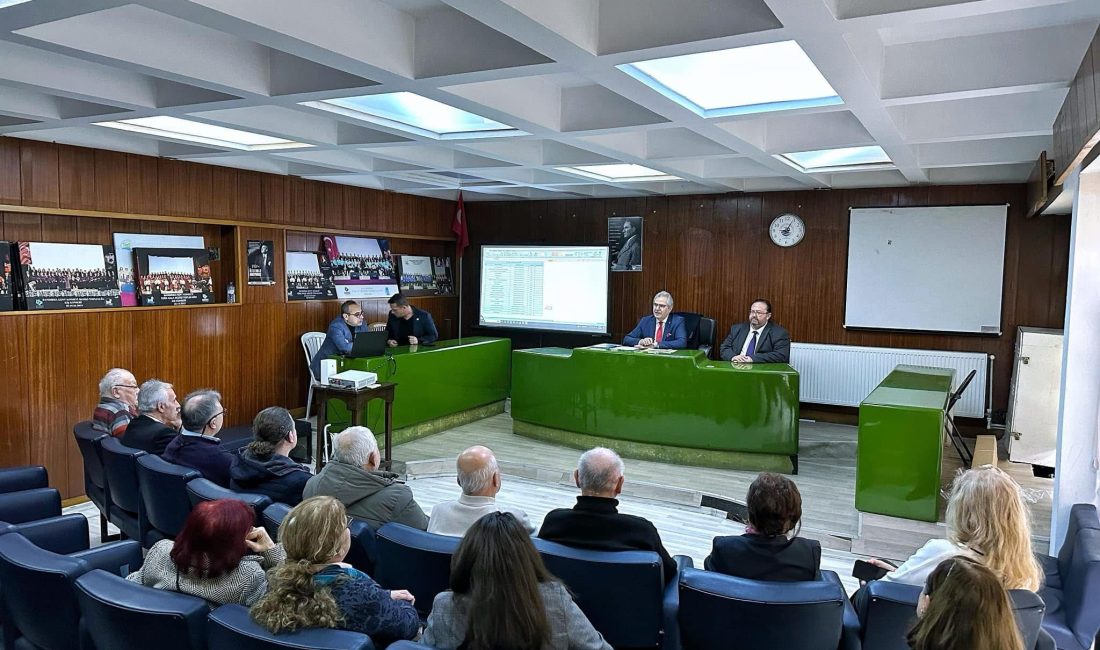 Eski belediye binasında faaliyet gösteren derneklerle bir araya gelen Bandırma