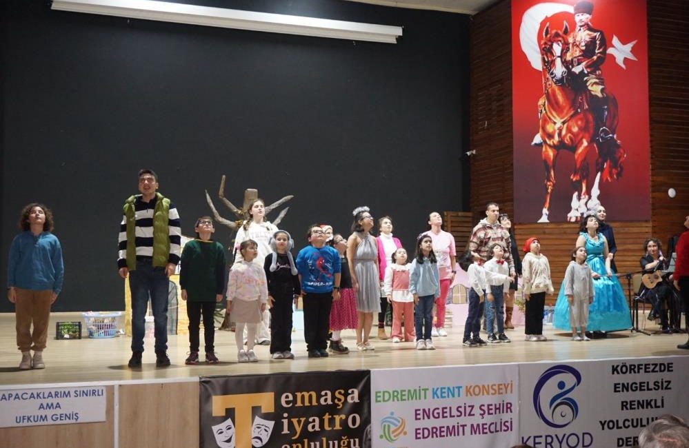 “Bir varmış, bir yokmuş” tiyatro oyunu özel çocuklarla sahnelendi Edremit Kent Konseyi Engelsiz Şehir Edremit Meclis Başkanı Abdulkadir Gültekin’in