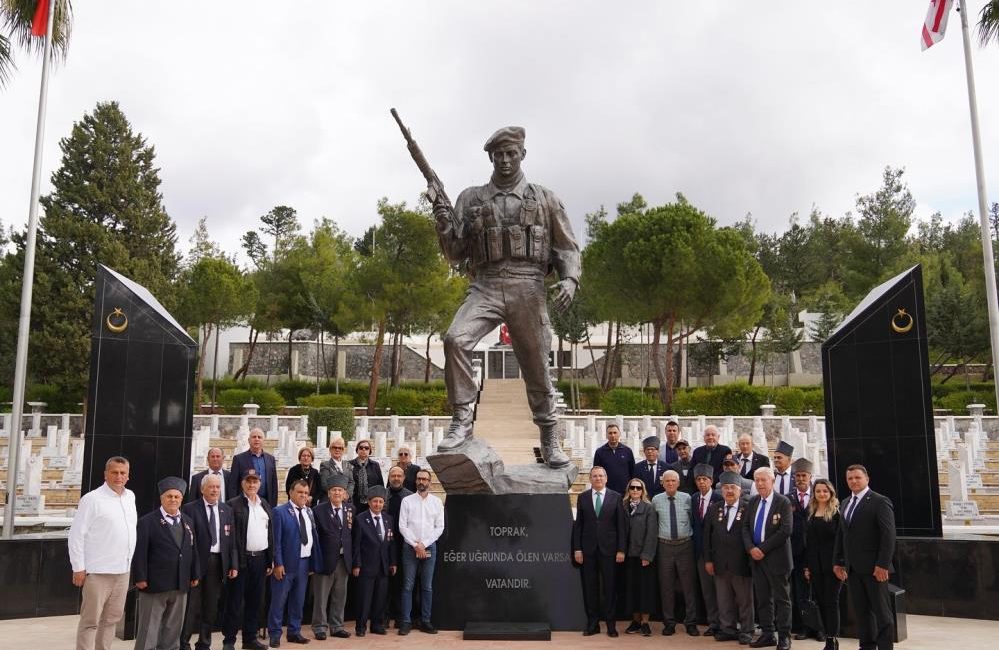 Kıbrıs Barış Harekatı’na katılan Ayvalıklı gaziler 51 yıl sonra Yavru Vatan’da Kuzey Kıbrıs Türk Cumhuriyeti Cumhurbaşkanı Ersin Tatar, Ayvalık Belediye Başkanı