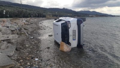 Erdek-Edincik yolunda virajda sürücüsünün direksiyon hakimiyetini kaybettiği otomobil, takla atarak