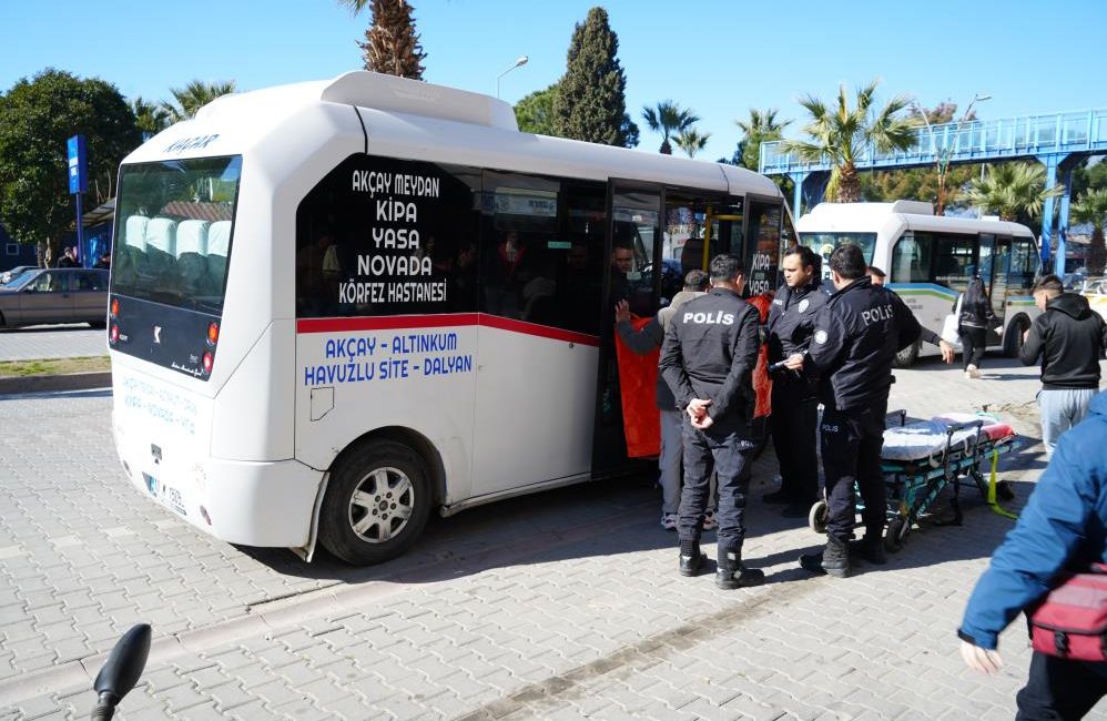 Balıkesir’de dolmuşta fenalaşan yaşlı adam hayatını kaybetti Edremit’te, bindiği dolmuşta fenalaşan 78 yaşındaki şahıs, yapılan tüm müdahalelere