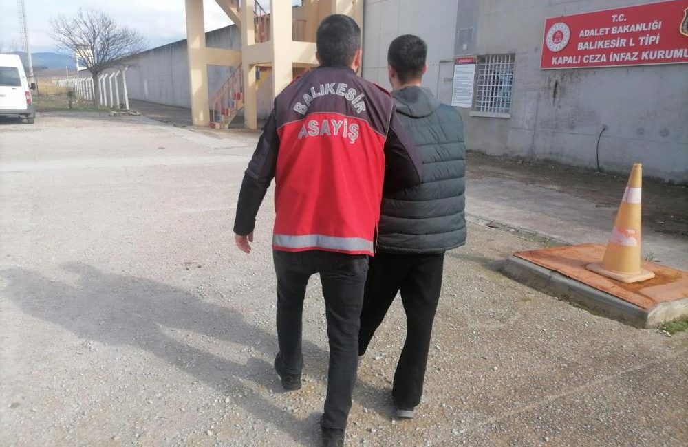 Balıkesir’de polis ekipleri tarafından aranan şahıslara yönelik yapılan eş zamanlı