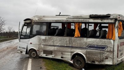 Gönen’de rüzgar enerjisi parçaları üreten bir fabrikanın işçilerini taşıyan servisin